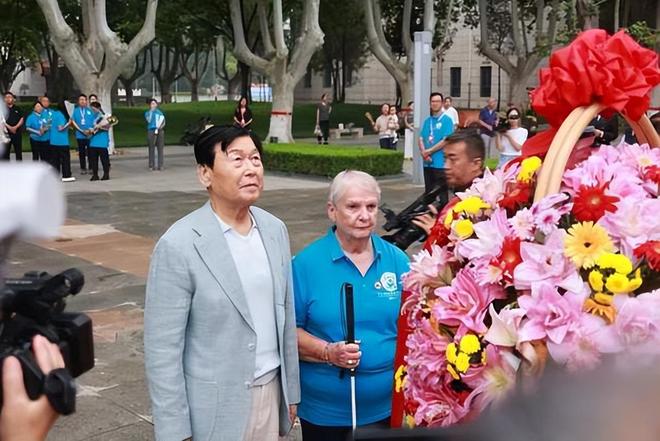 女带来当年的通信原件侄孙爱人是中国人开元棋牌app白求恩家人参加阅兵！孙(图17)