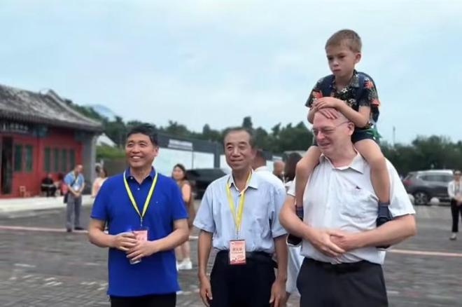 女带来当年的通信原件侄孙爱人是中国人开元棋牌app白求恩家人参加阅兵！孙(图15)